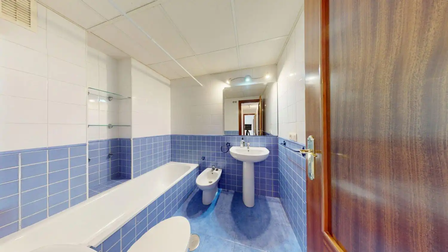 Bathroom of Flat for sale in Sevilla  with Air Conditioner and Storage room