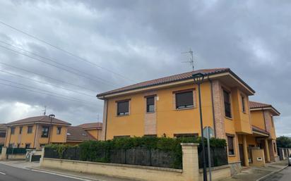 Vista exterior de Casa adosada en venda en Onzonilla