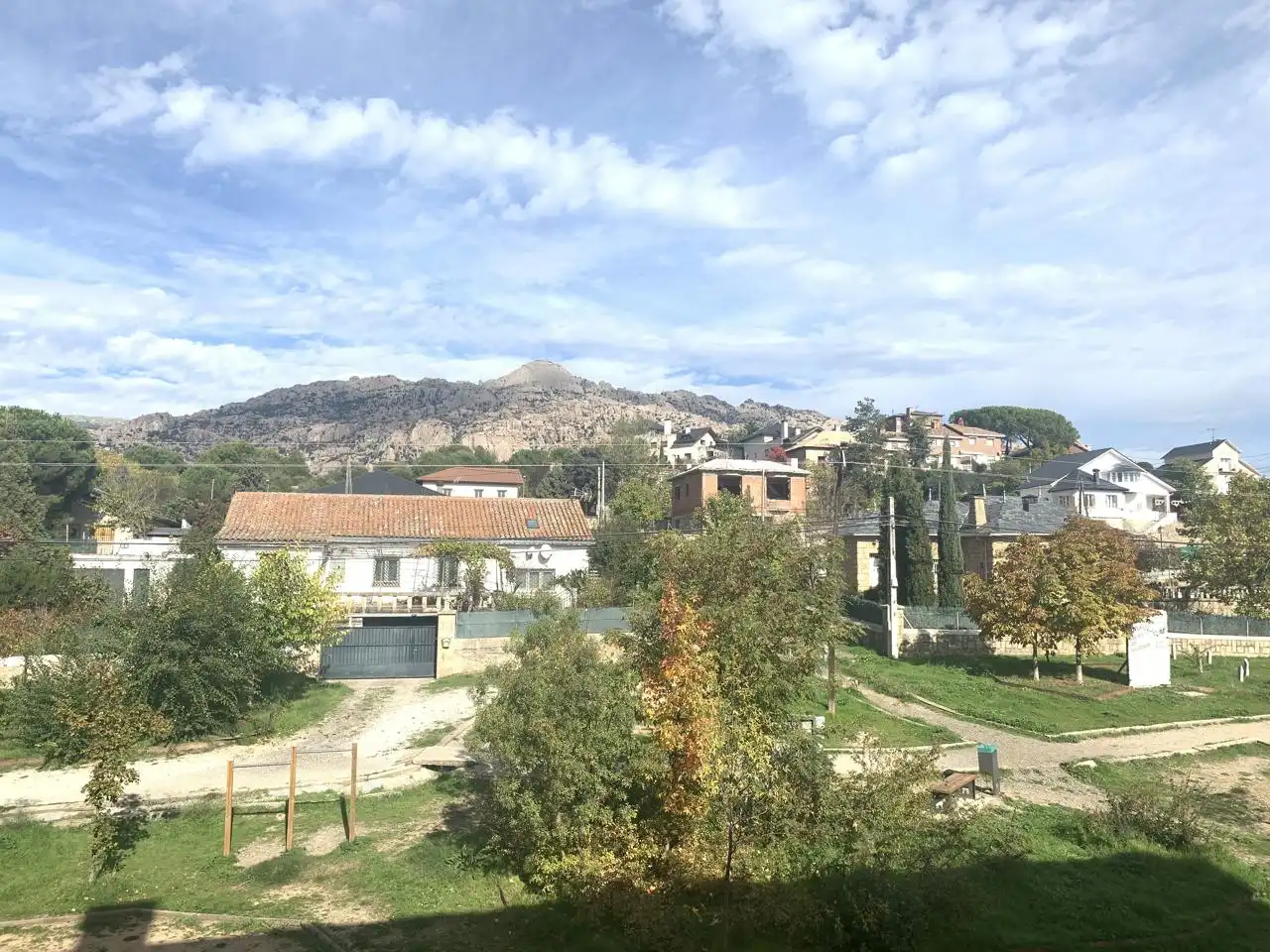 Vista exterior de Piso de alquiler en Manzanares El Real con Parquet, Terraza y Piscina comunitaria