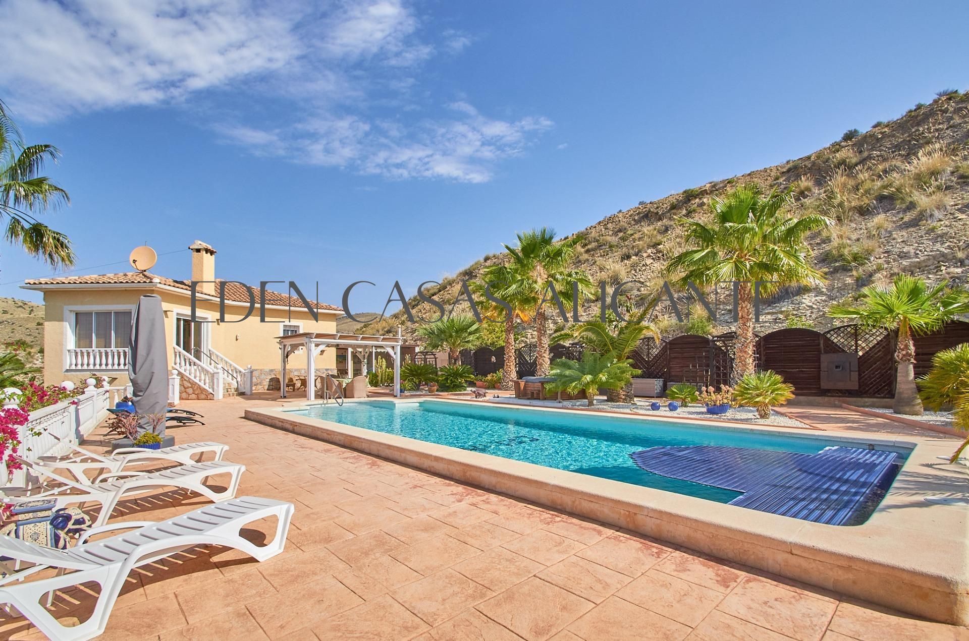 Vista exterior de Casa o xalet en venda en Alicante / Alacant amb Aire condicionat, Calefacció i Jardí privat