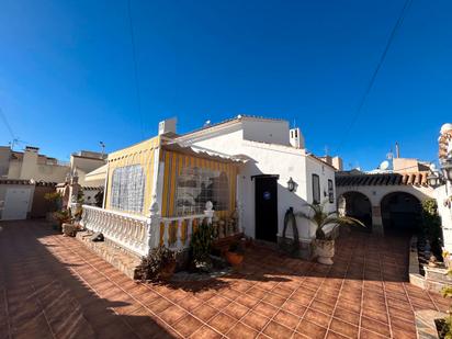 Vista exterior de Casa o xalet en venda en Orihuela amb Aire condicionat, Piscina i Moblat