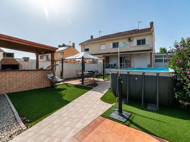 Villa con balcone in vendita a Calle Bravo 7