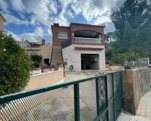 Exterior view of House or chalet for sale in La Bisbal del Penedès  with Air Conditioner and Terrace