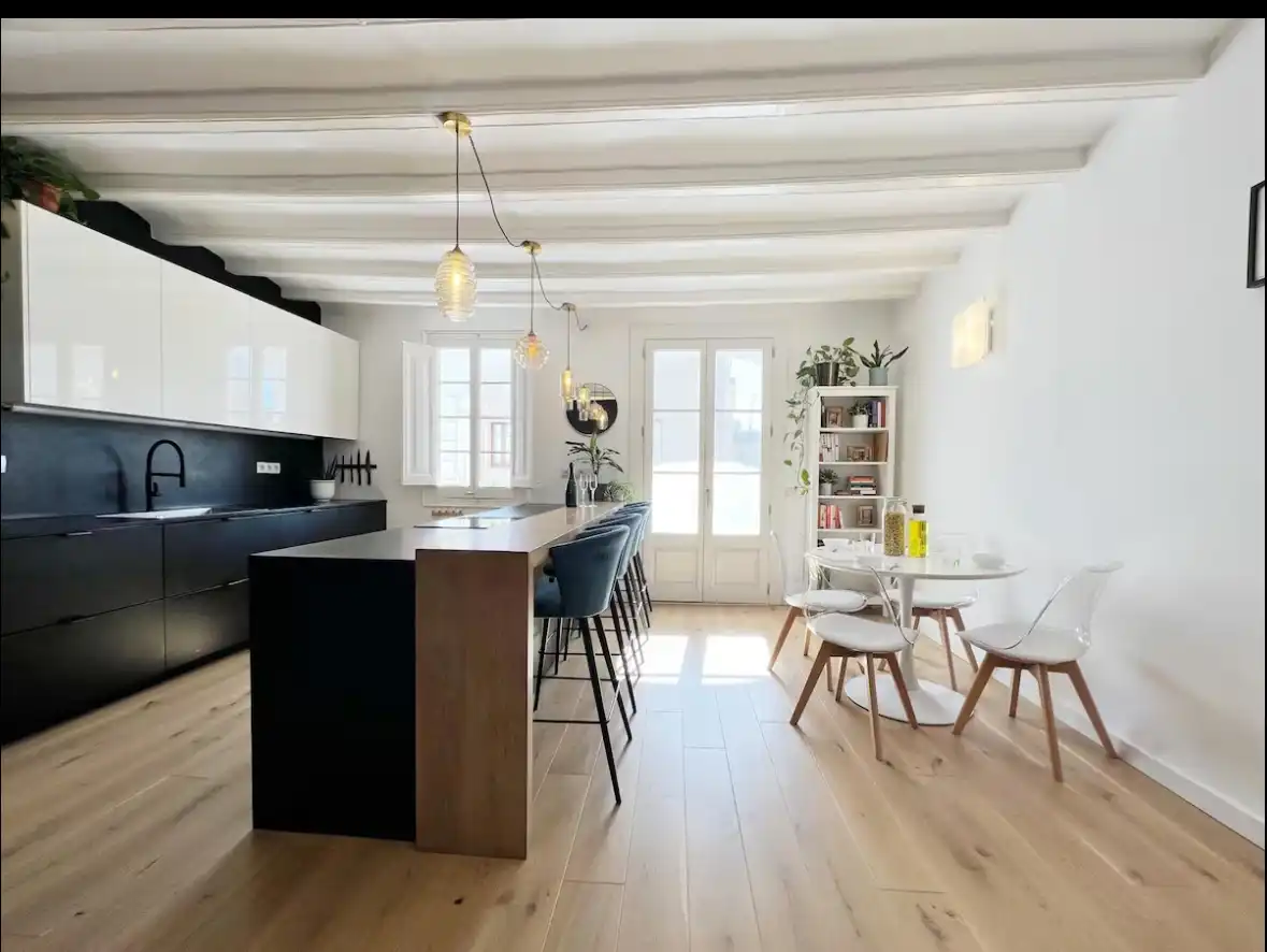 Küche von Wohnung zum Verkauf in Barcelona mit Parkett, Terrasse und Abstellraum
