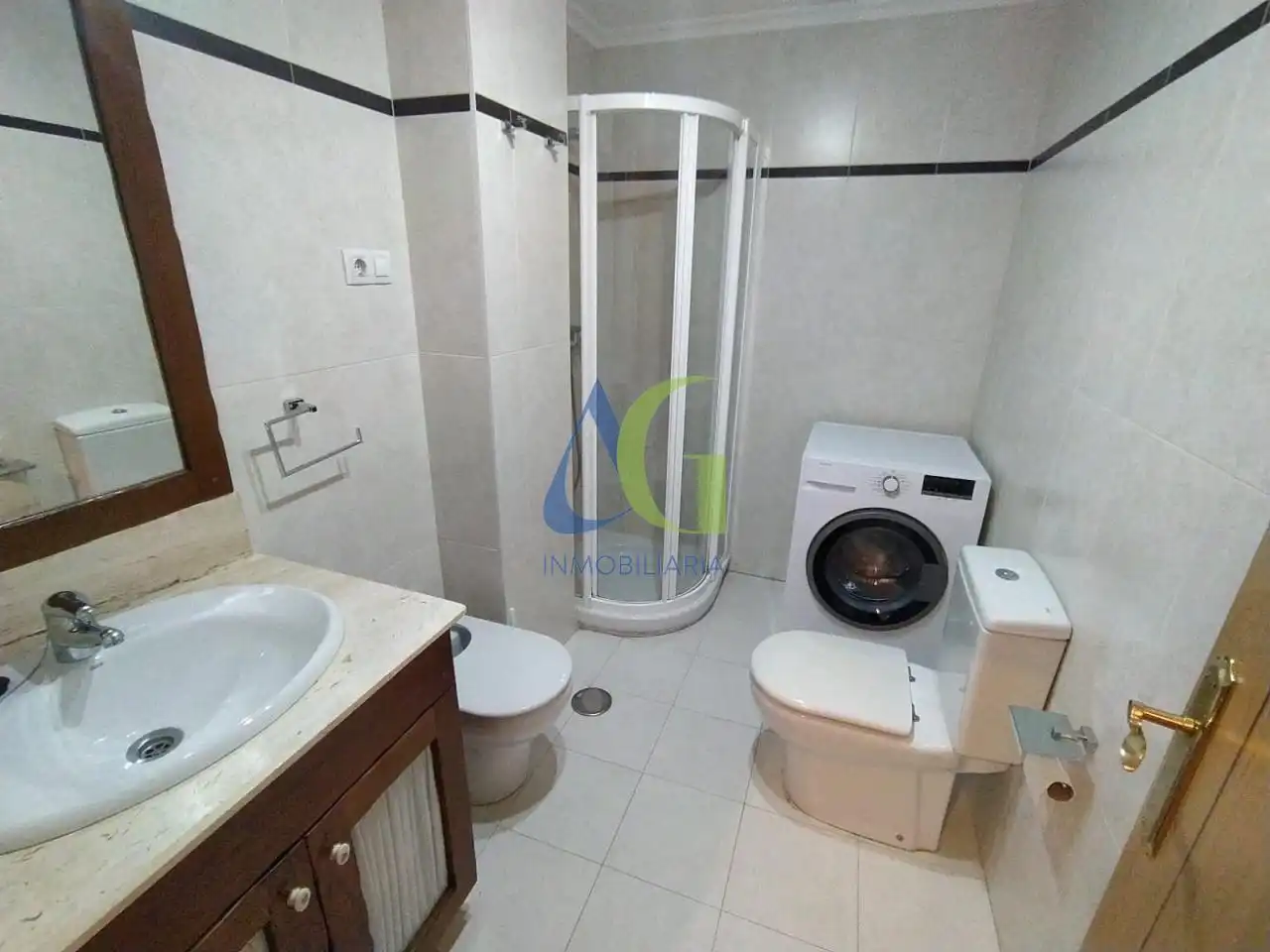 Bathroom of Apartments for rent in Villaquilambre  with Heating, Parquet flooring and Terrace