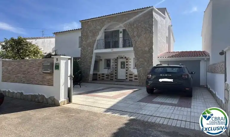 Vista exterior de Casa adosada en venda en Empuriabrava amb Jardí privat i Moblat