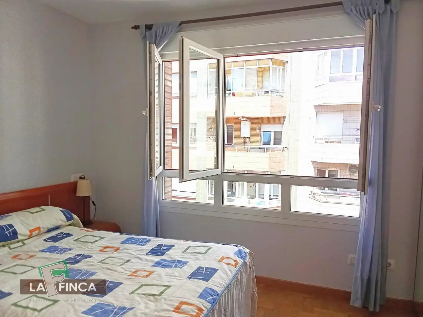 Habitación de Apartamento en venta en Gijón  con Calefacción, Parquet y Trastero