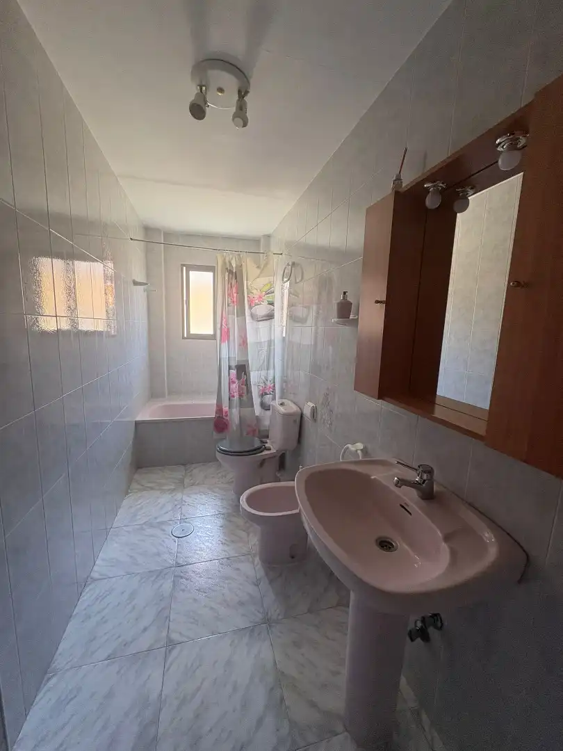Badezimmer von Wohnung zum Verkauf in Loja mit Möbliert, Ofen und Waschmaschine