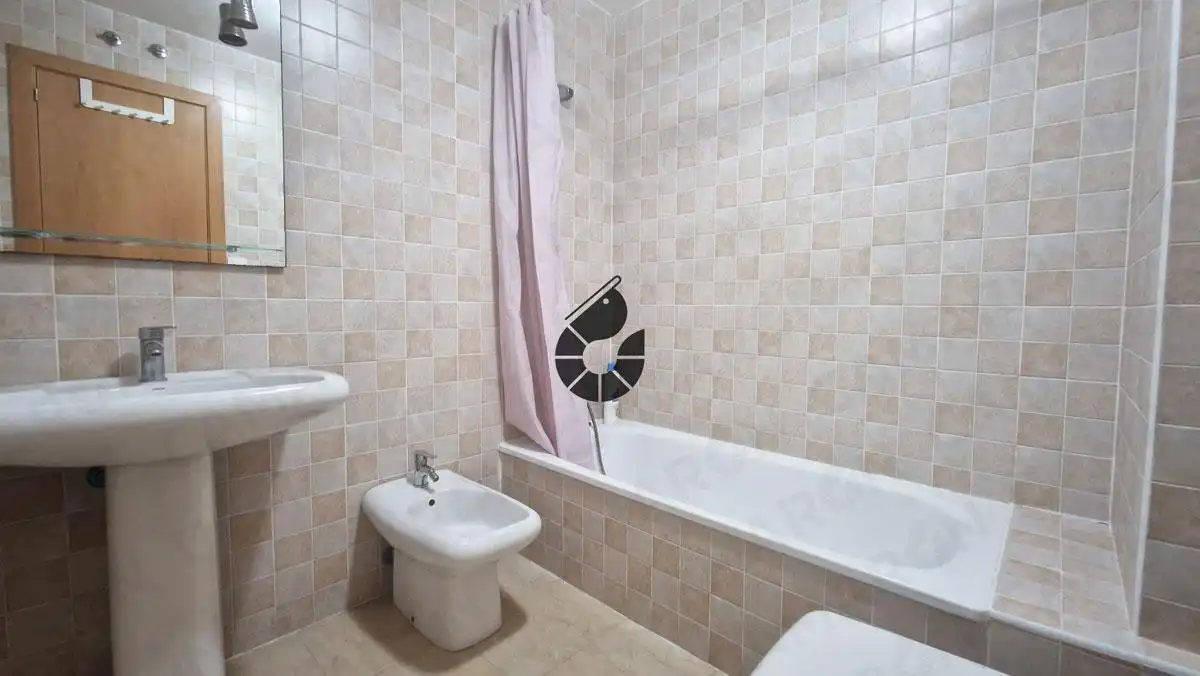 Baño de Piso en venta en Coria del Río con Jardín privado, Trastero y Piscina
