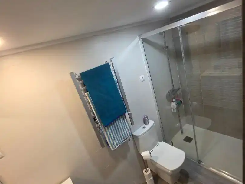 Badezimmer von Wohnung zur Miete in Gandia mit Klimaanlage, Schwimmbad und Möbliert