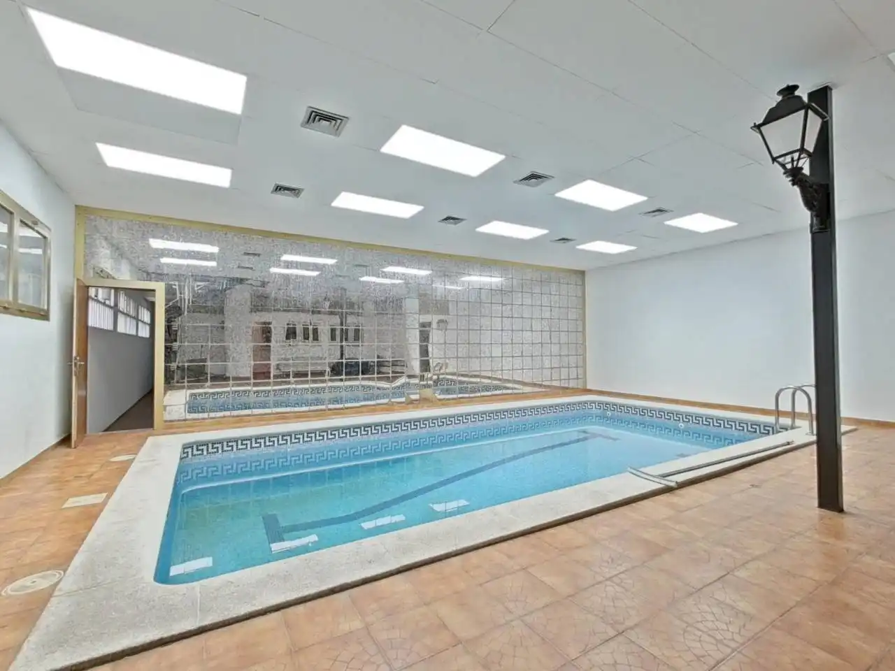 Piscina de Casa adosada en venda en Centre