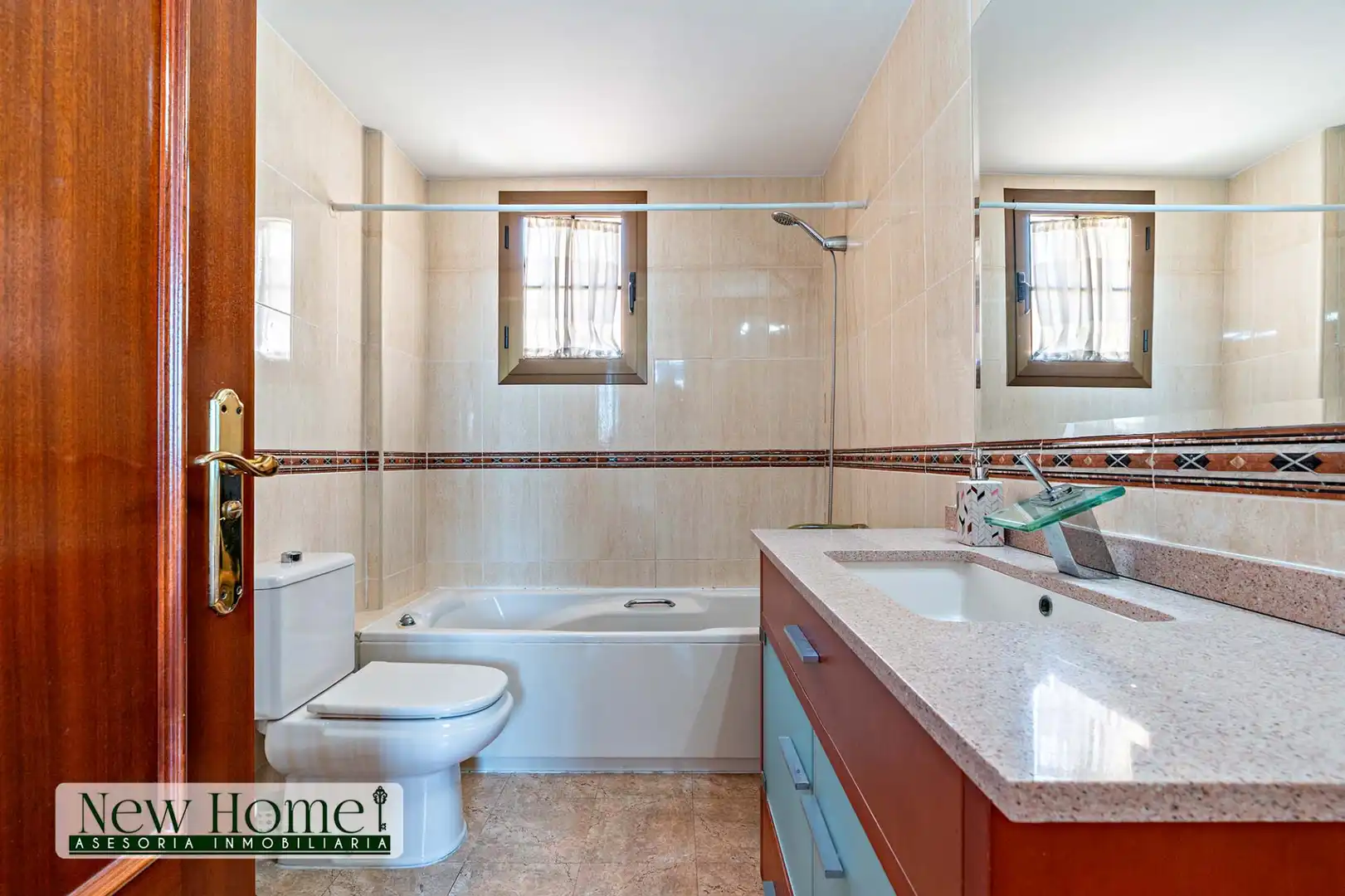 Badezimmer von Dachboden zum Verkauf in Roquetas de Mar mit Klimaanlage, Terrasse und Gemeinschaftspool