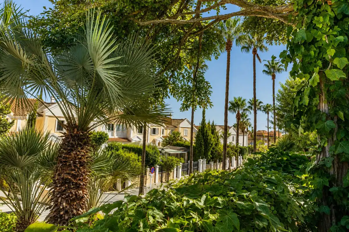 Terraced house with pool for sale in La Alcaidesa, imagen 6