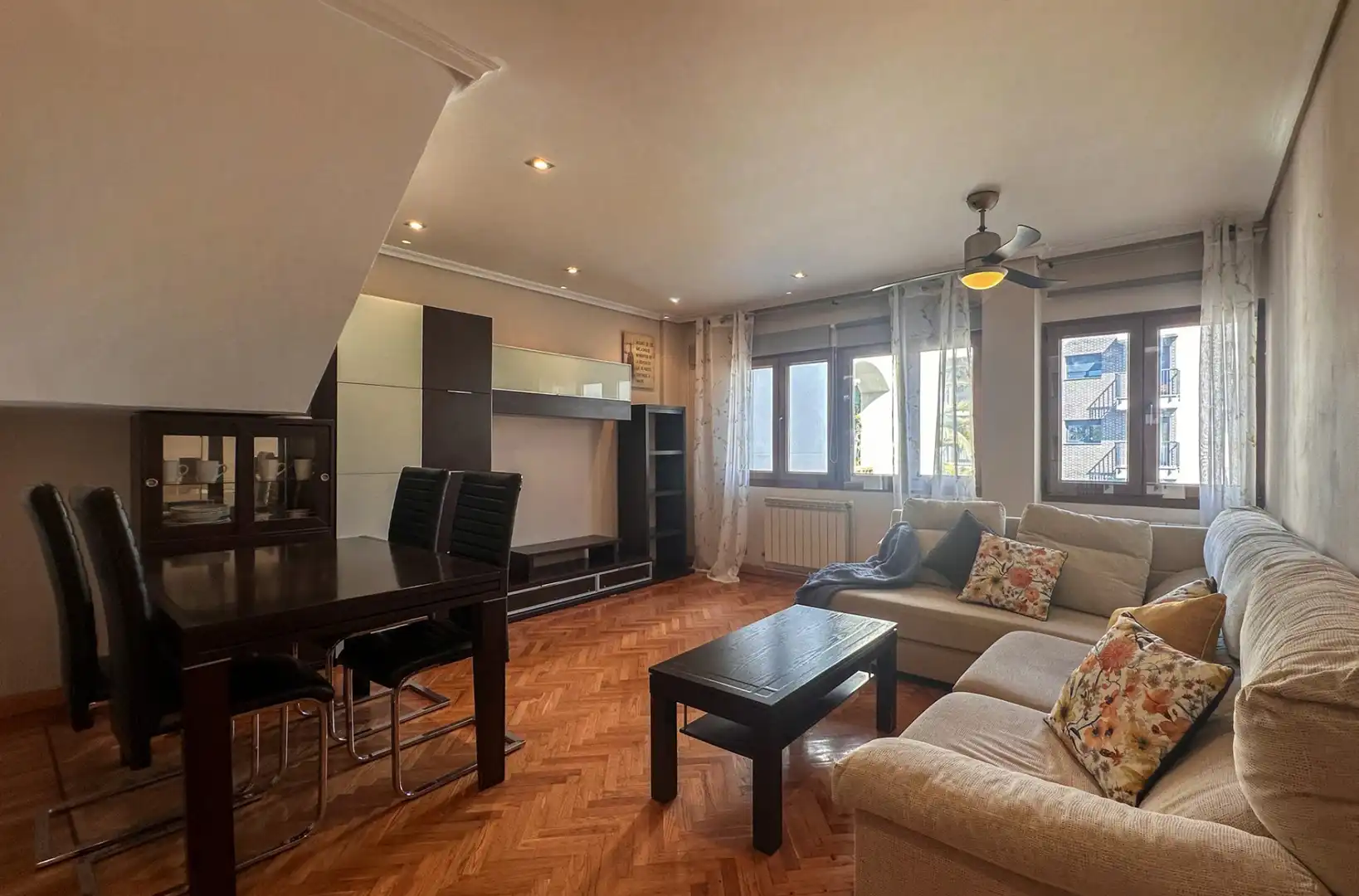 Sala de estar de Dúplex en venta en Santa Cruz de Bezana con Calefacción y Amueblado