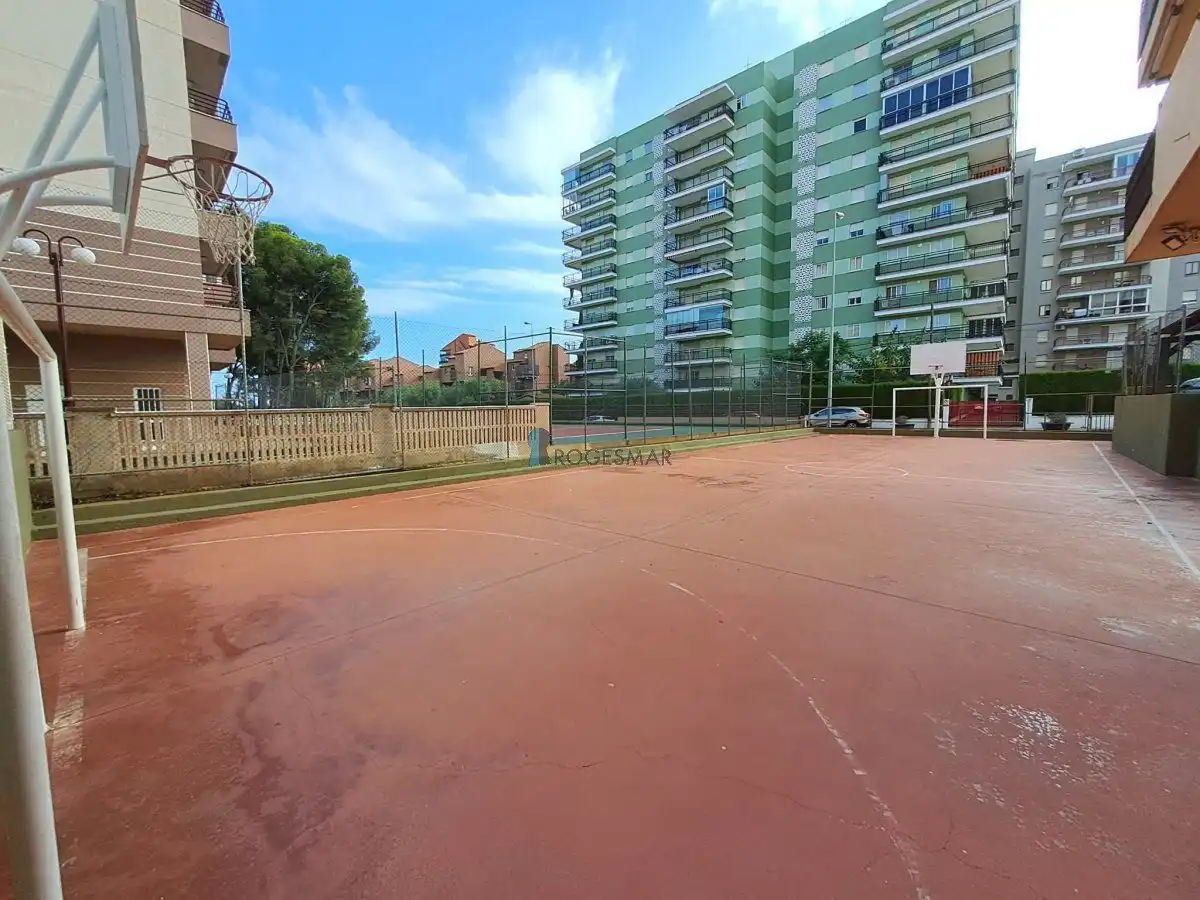 Aparcament de Apartament en venda en Benicasim / Benicàssim amb Traster, Moblat i Piscina comunitària
