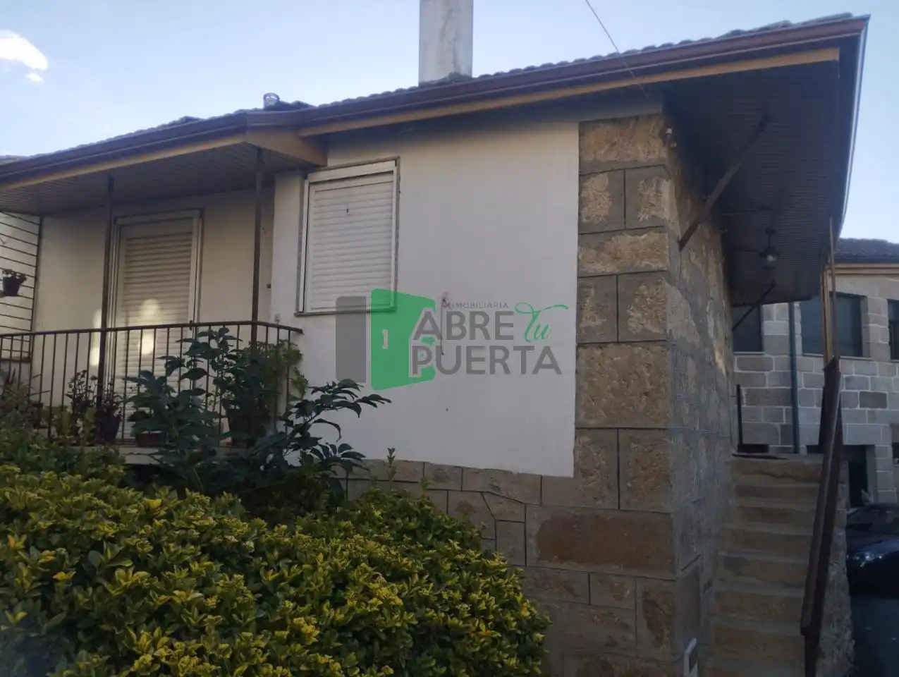 Vista exterior de Casa o xalet en venda en Ourense Capital  amb Calefacció, Jardí privat i Moblat