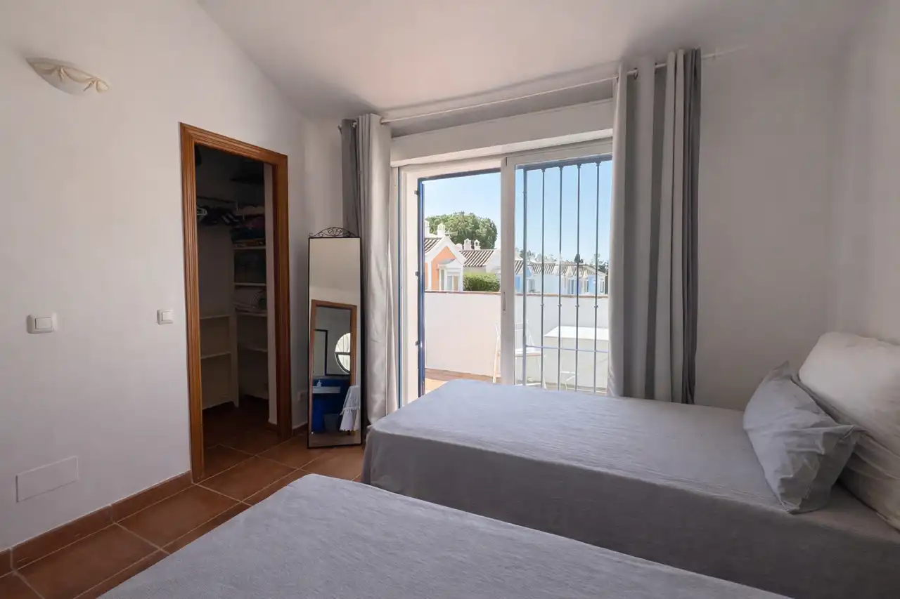 Dormitori de Casa adosada de lloguer en Marbella amb Aire condicionat, Calefacció i Jardí privat