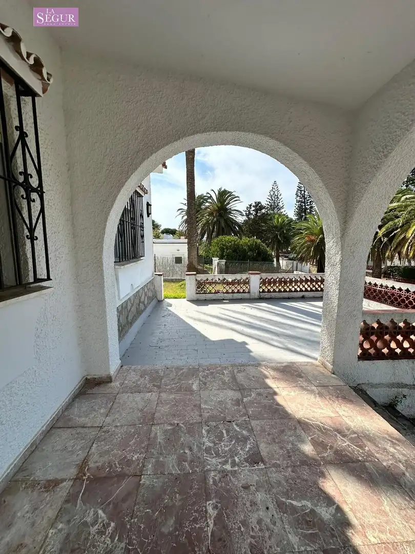Vista exterior de Casa o xalet en venda en Conil de la Frontera amb Jardí privat, Terrassa i Traster