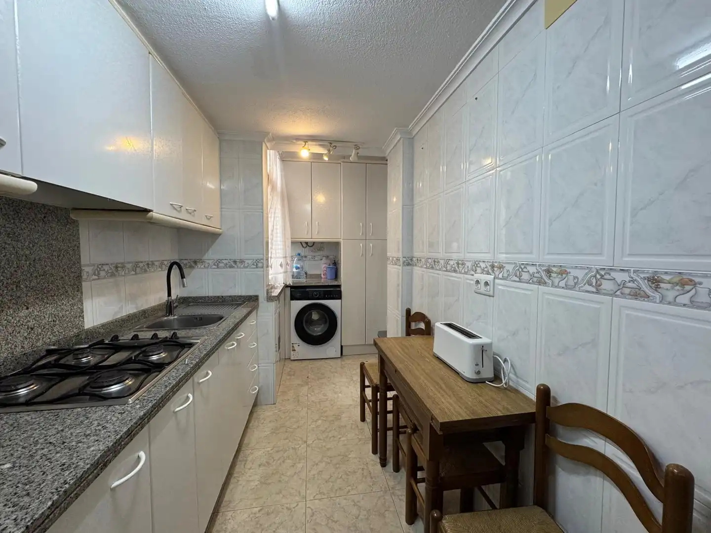 Cuina de Apartament de lloguer en El Campello amb Jardí privat, Terrassa i Moblat