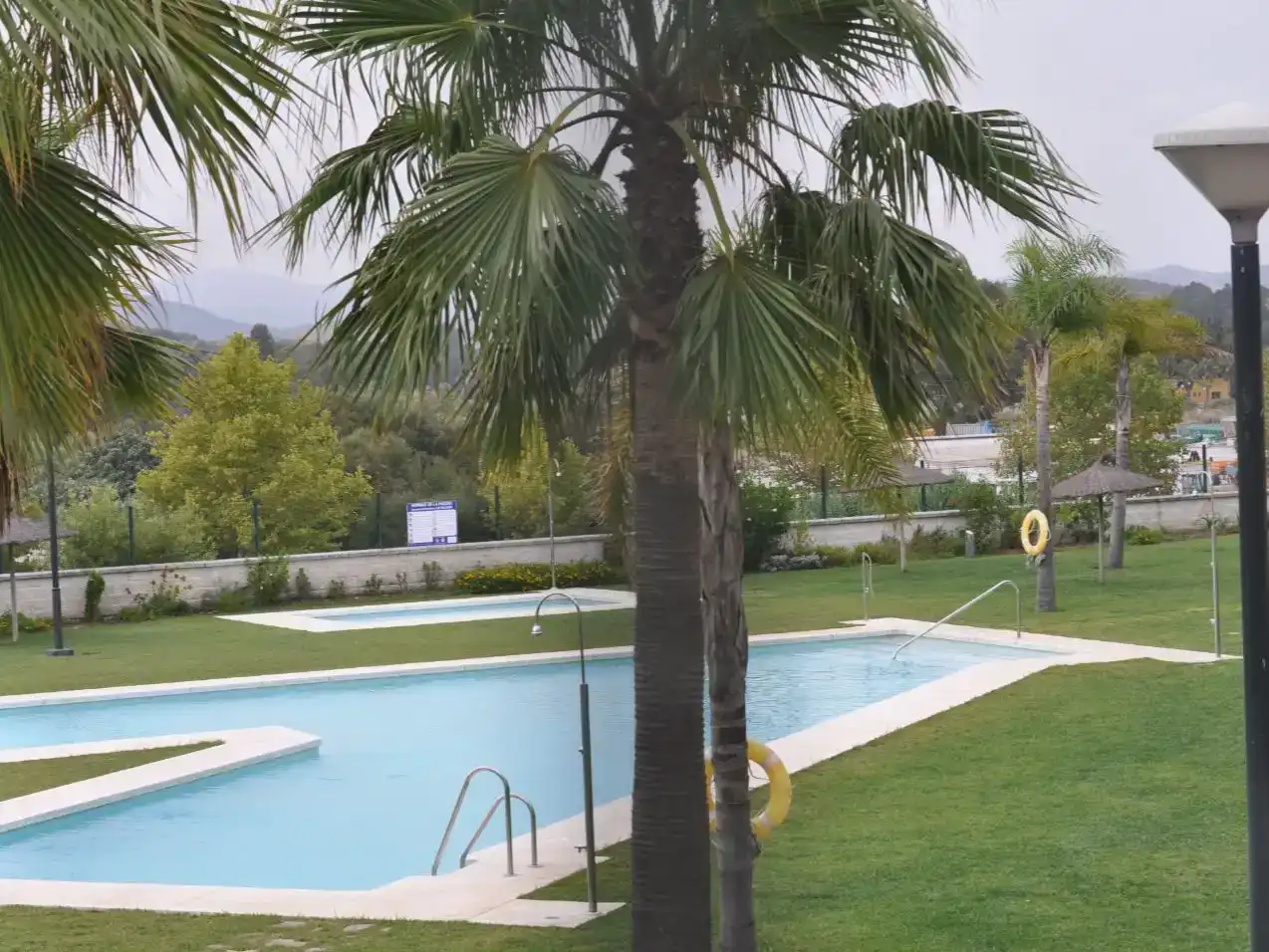 Piscina de Pis en venda en Los Barrios amb Aire condicionat, Piscina i Balcó