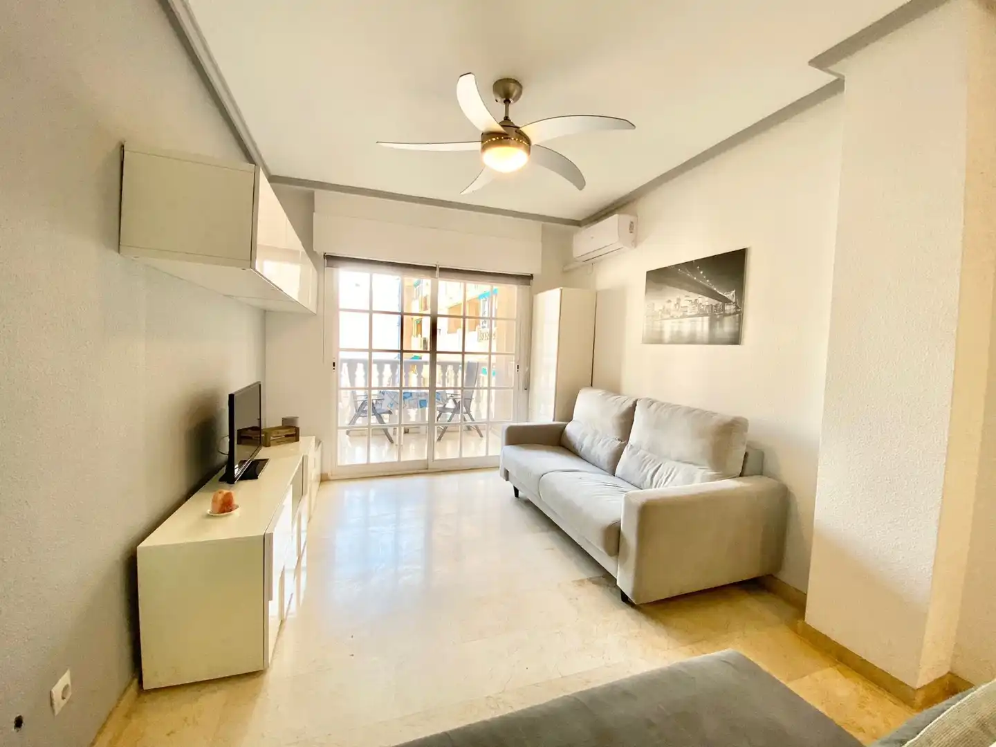 Sala de estar de Estudio de alquiler en Torrevieja con Aire acondicionado, Calefacción y Amueblado