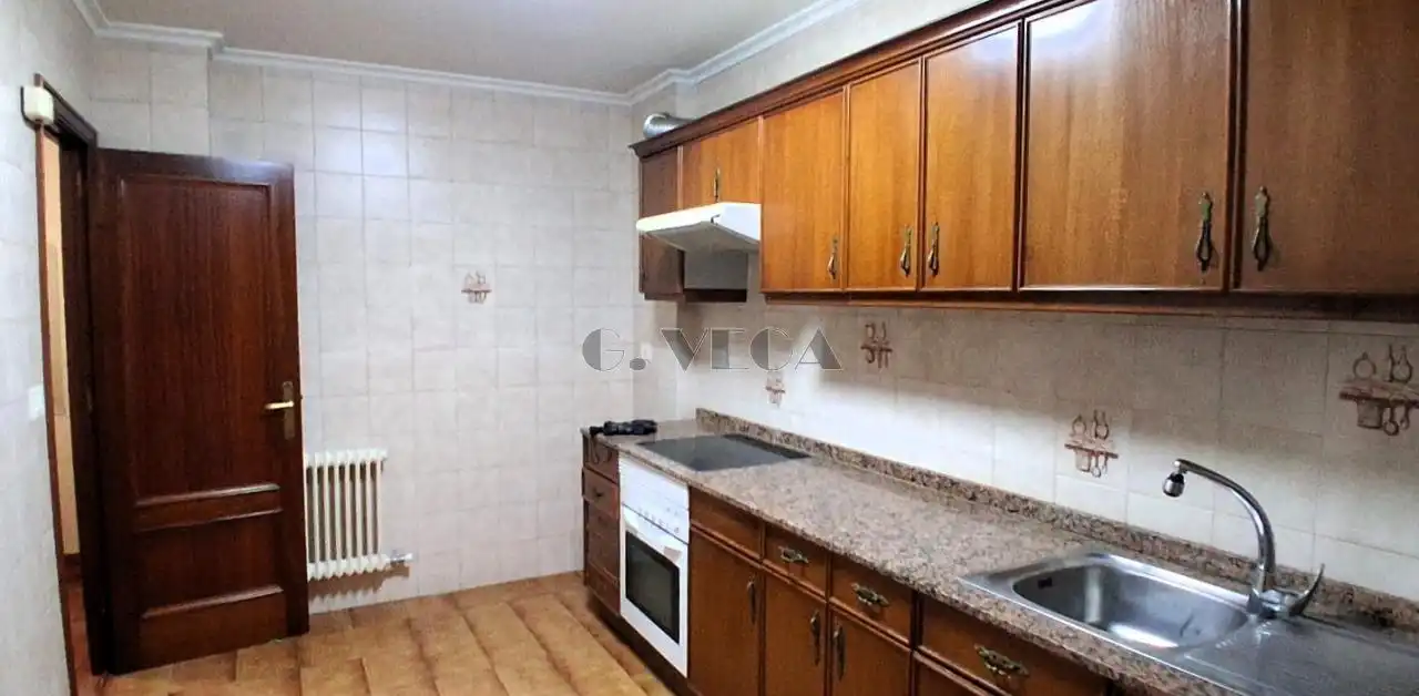 Cocina de Piso en venta en Vigo  con Calefacción, Parquet y Trastero