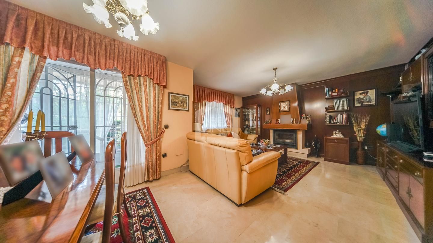 Sala d'estar de Casa adosada en venda en Alcorcón amb Aire condicionat, Calefacció i Parquet