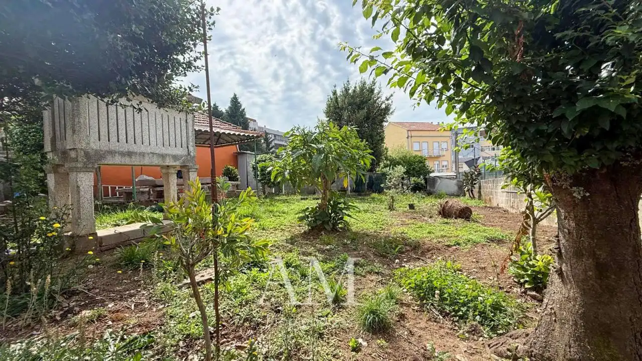 Casa adosada en venta en Vigo  con Calefacción, Jardín privado y Trastero