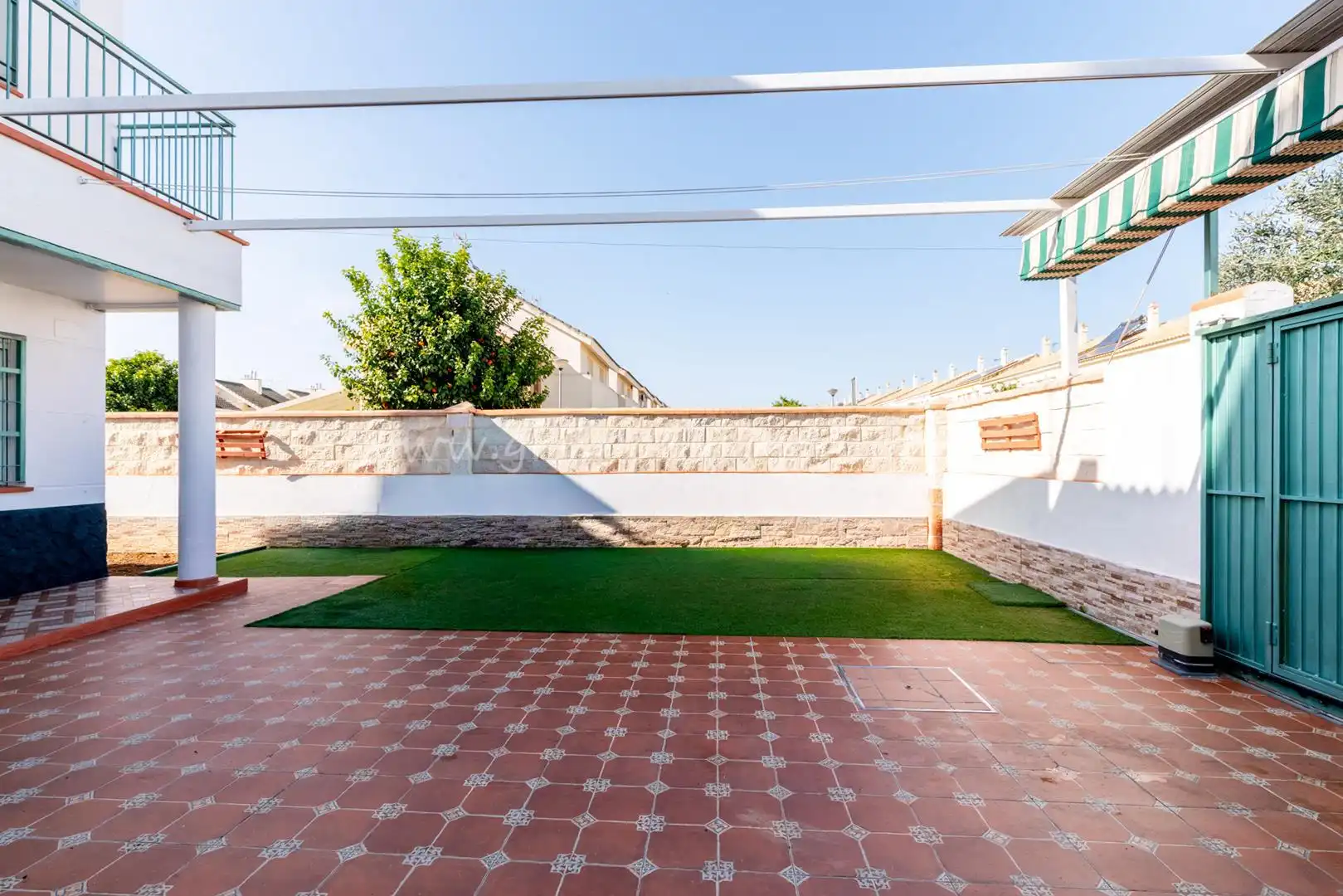 Terrassa de Casa adosada en venda en Huévar del Aljarafe amb Aire condicionat, Jardí privat i Traster