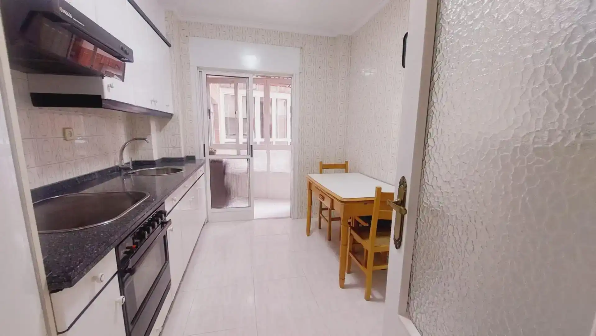 Kitchen of Flat for rent in Oviedo   with Parquet flooring, Washing machine and Microwave