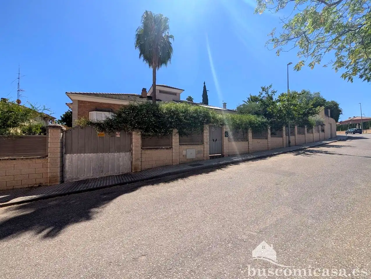 Vista exterior de Casa o xalet en venda en Linares amb Aire condicionat, Calefacció i Jardí privat