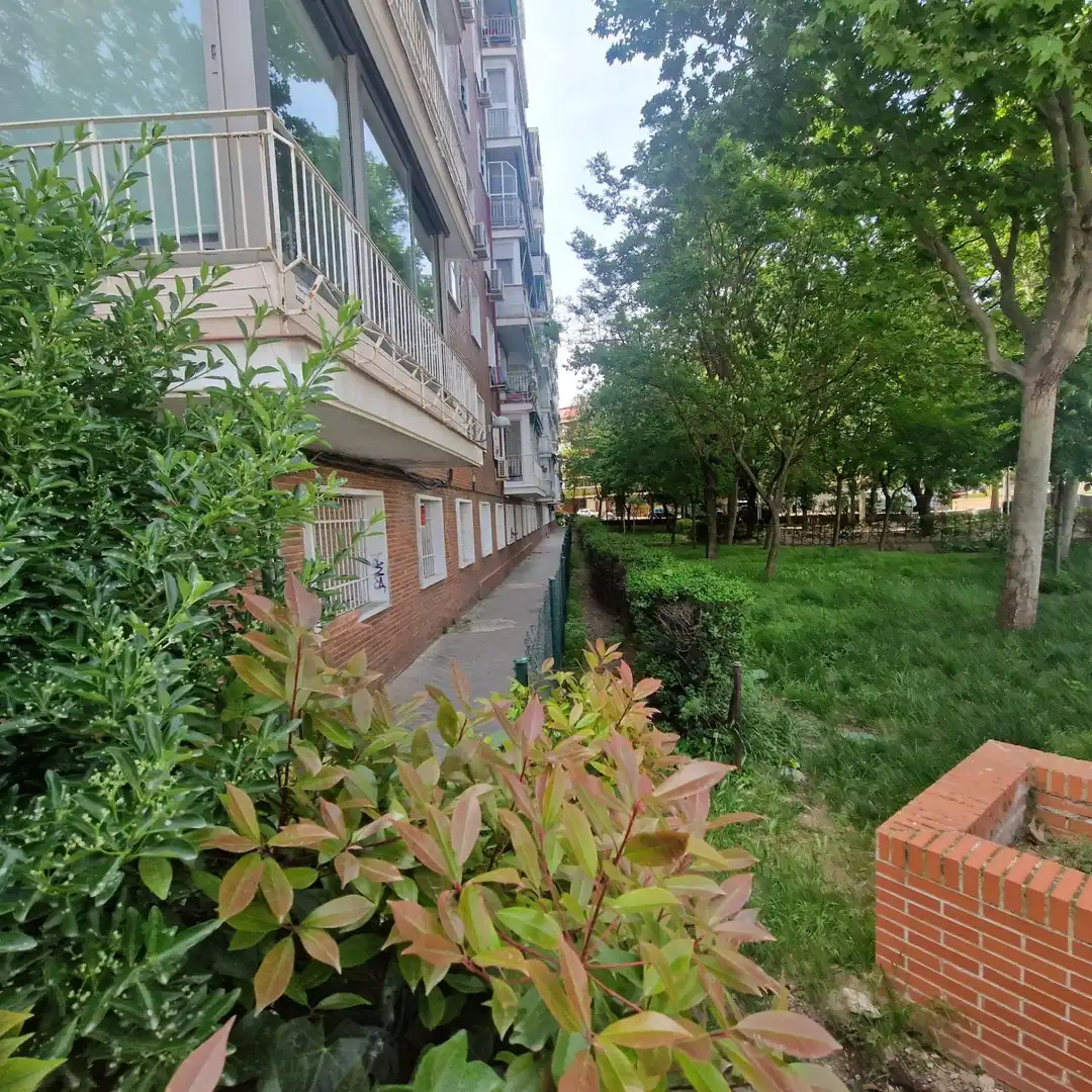 Vista exterior de Piso en venta en  Madrid Capital con Parquet