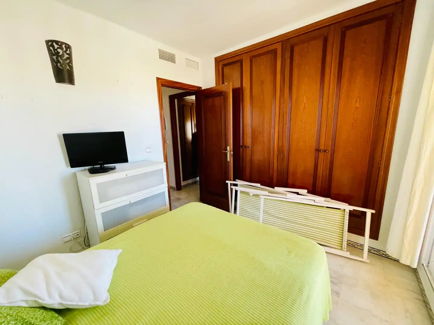Dormitori de Apartament en venda en Torrevieja amb Jardí privat, Terrassa i Moblat