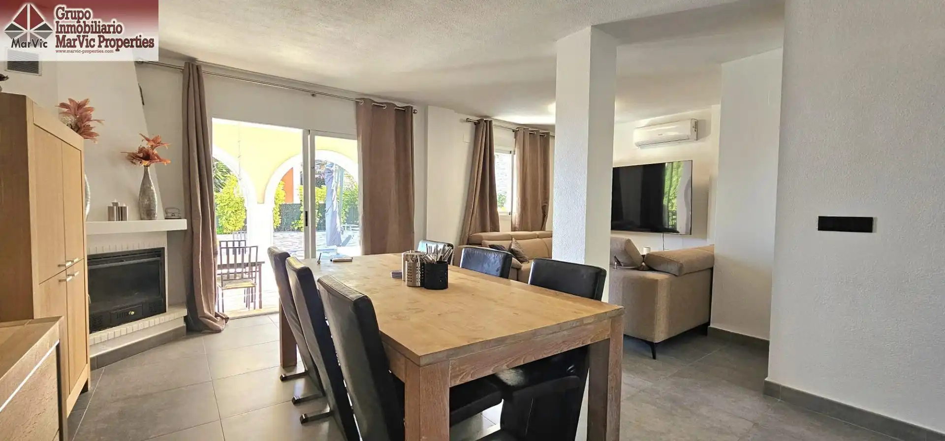 Menjador de Casa o xalet en venda en La Nucia amb Aire condicionat, Jardí privat i Terrassa