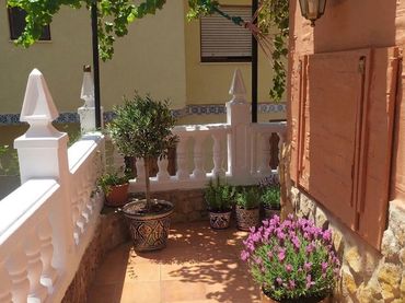 Piano terra con balcone in vendita a Serra