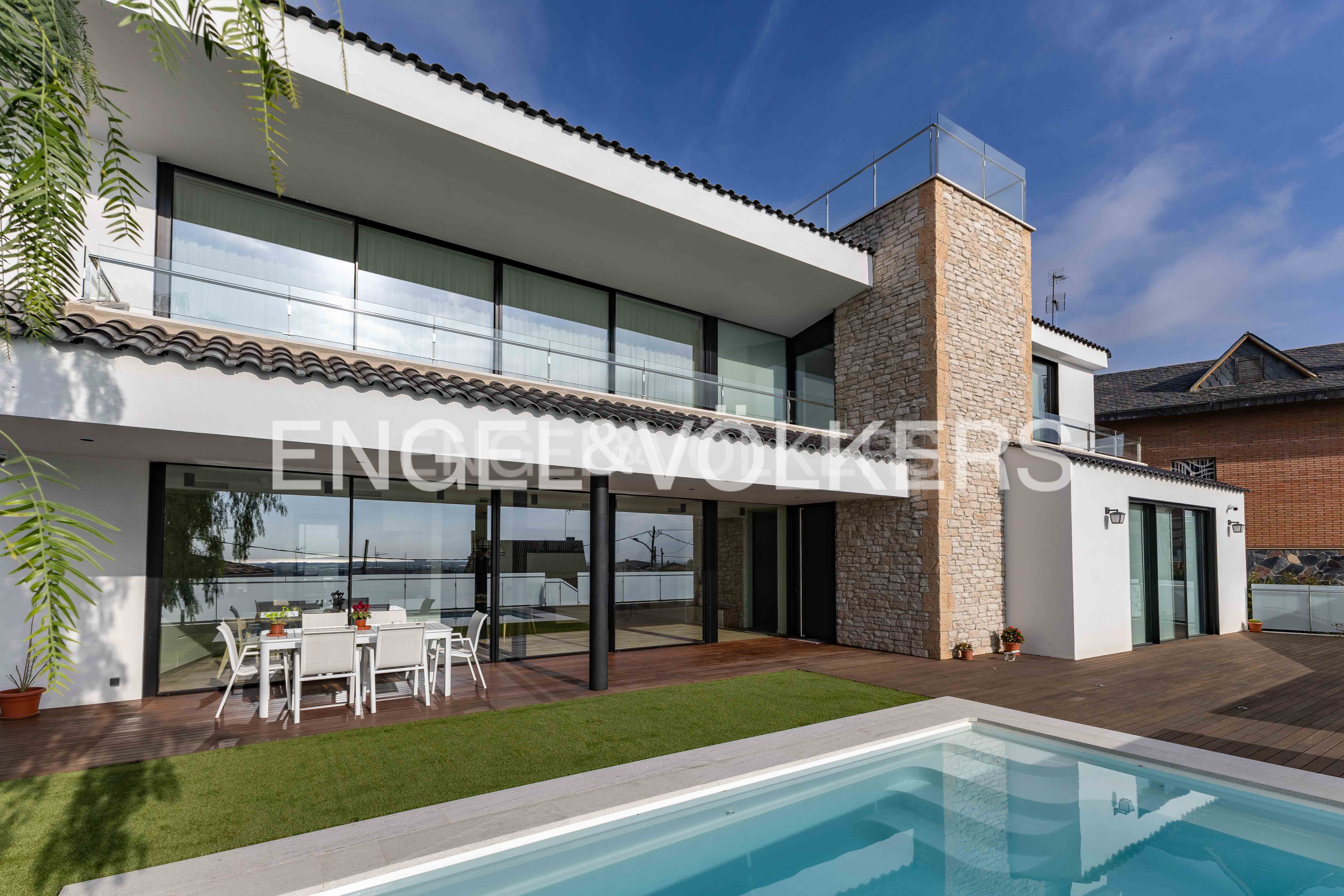 Vista exterior de Casa o xalet en venda en Viladecans amb Aire condicionat, Calefacció i Jardí privat