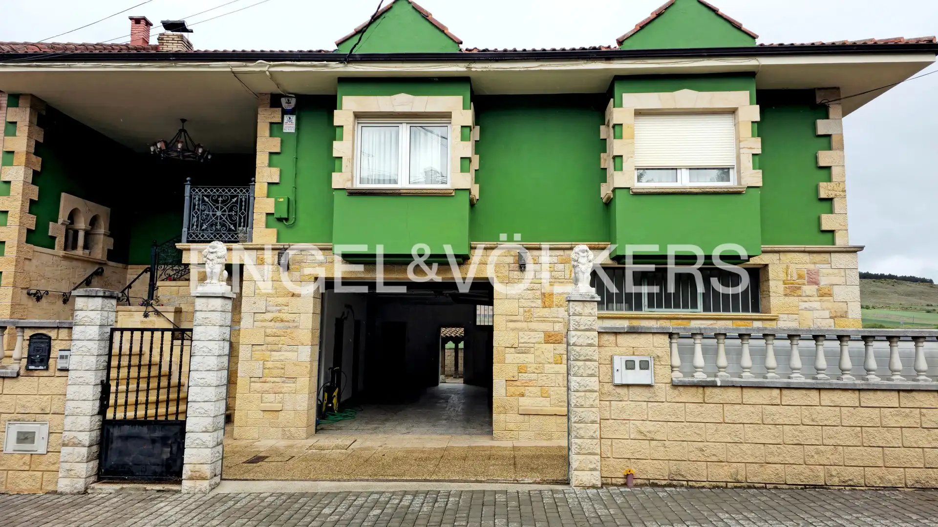 Vista exterior de Casa adosada en venta en Aguilar de Campoo con Calefacción, Jardín privado y Parquet