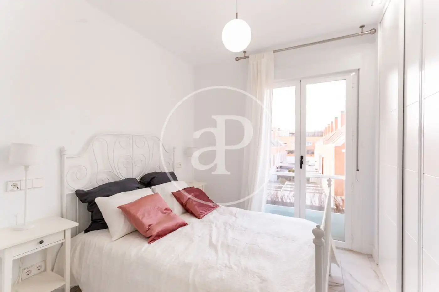 Schlafzimmer von Dachboden zur Miete in Madrid mit Klimaanlage, Heizung und Terrasse