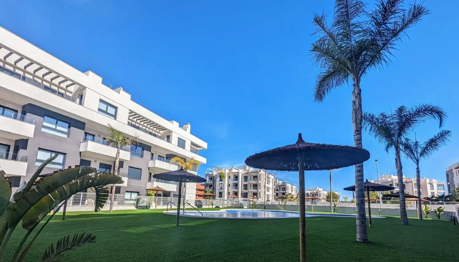 Vista exterior de Àtic en venda en Orihuela amb Aire condicionat, Jardí privat i Piscina