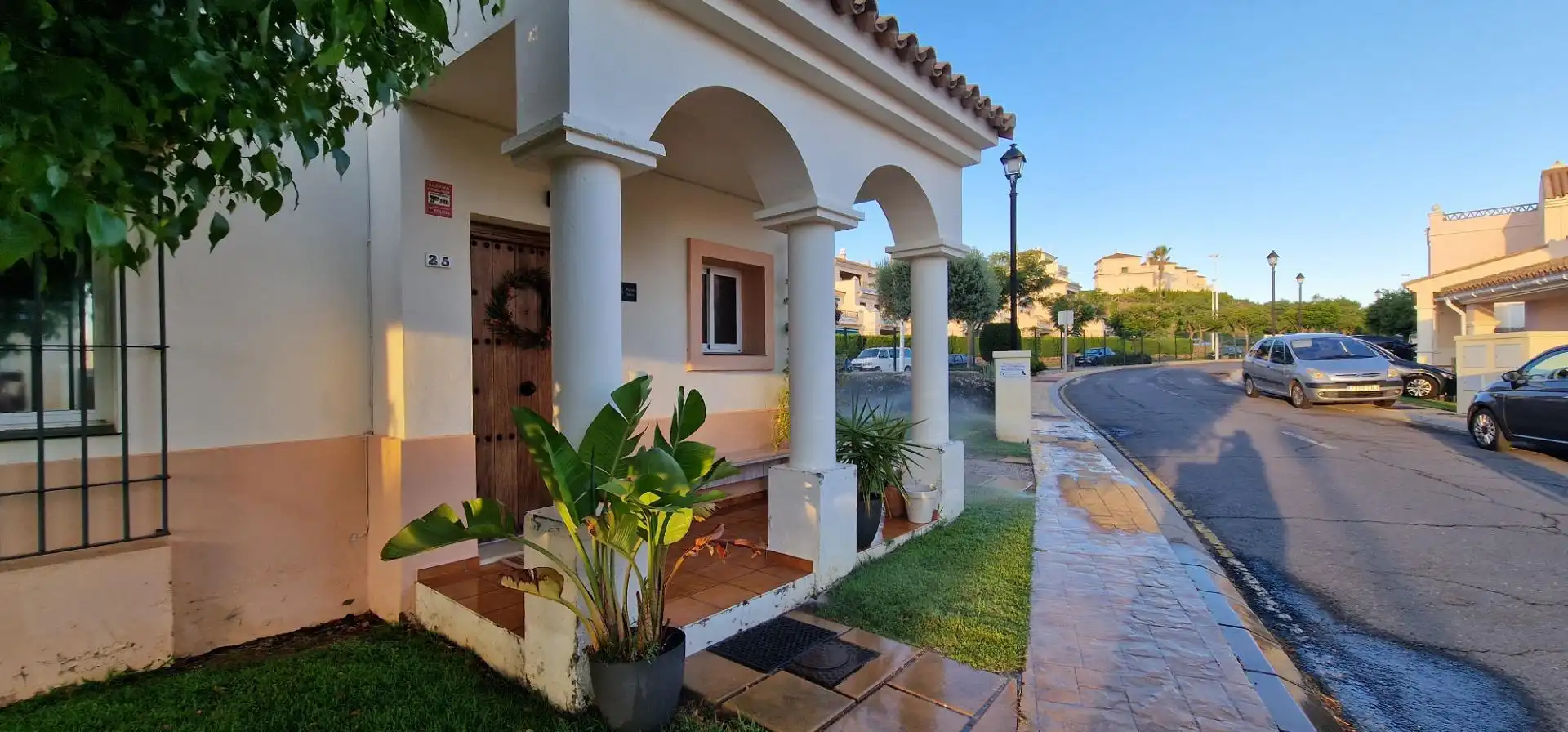 Vista exterior de Casa adosada en venda en Ayamonte amb Jardí privat, Moblat i Balcó