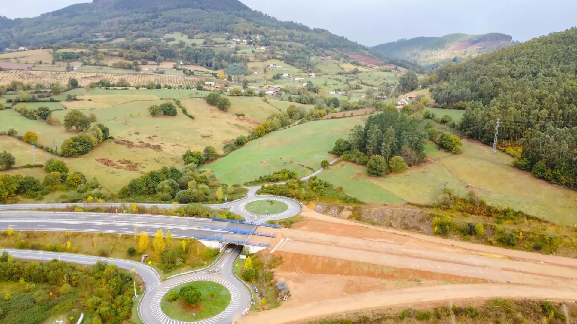 Vista exterior de Casa o chalet en venta en Salas con Calefacción, Jardín privado y Amueblado