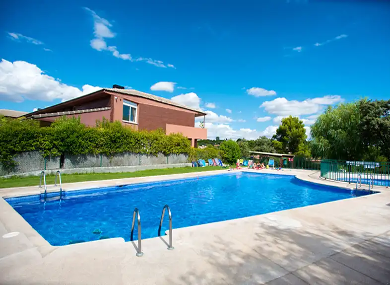 Piscina de Casa adosada de alquiler en La Moraleja con Calefacción, Jardín privado y Terraza