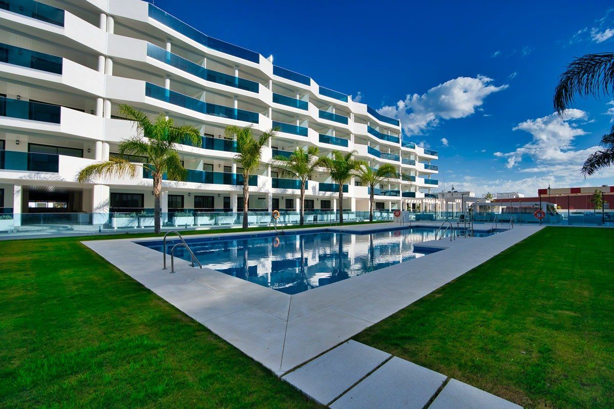 Piscina de Planta baixa en venda en Fuengirola amb Aire condicionat, Jardí privat i Terrassa
