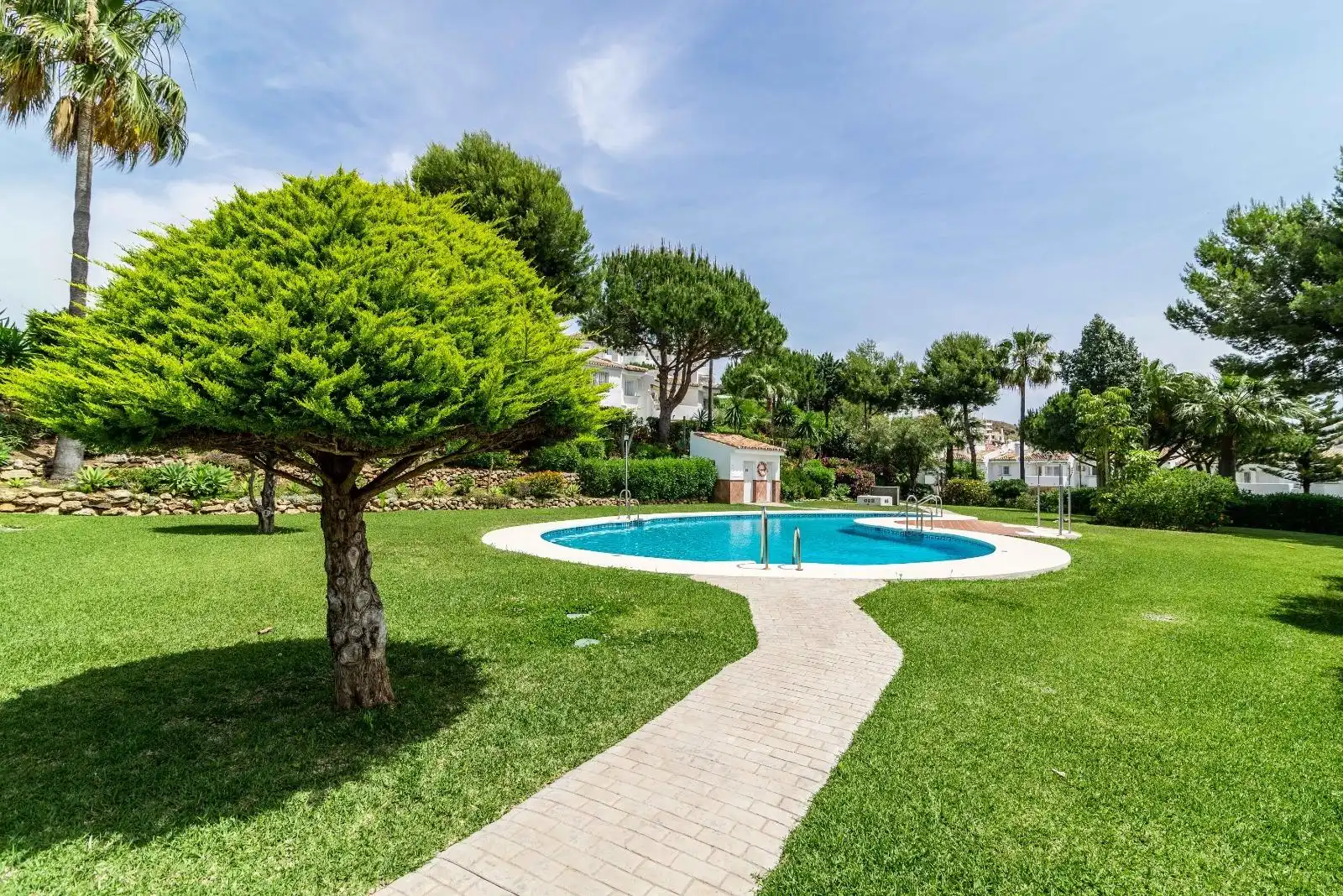 Piscina de Casa adosada en venda en Mijas amb Jardí privat, Terrassa i Traster