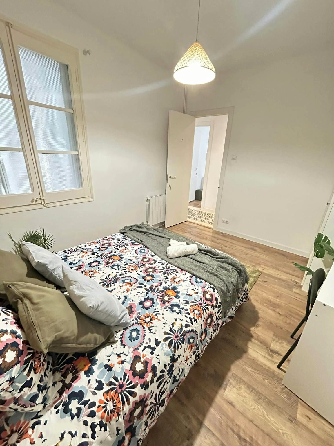 Bedroom of Flat to share in  Barcelona Capital  with Heating, Furnished and Washing machine