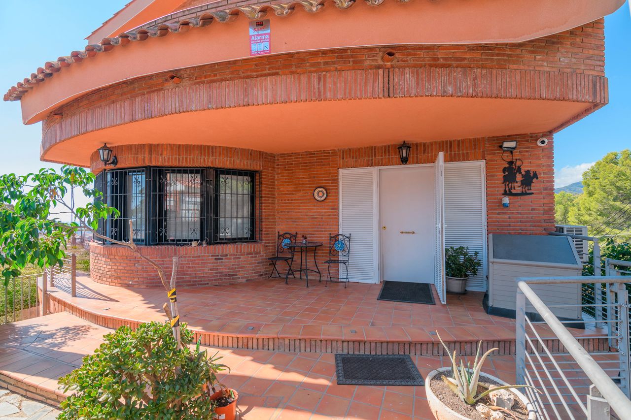 Vista exterior de Casa o xalet en venda en Viladecans amb Aire condicionat, Calefacció i Jardí privat