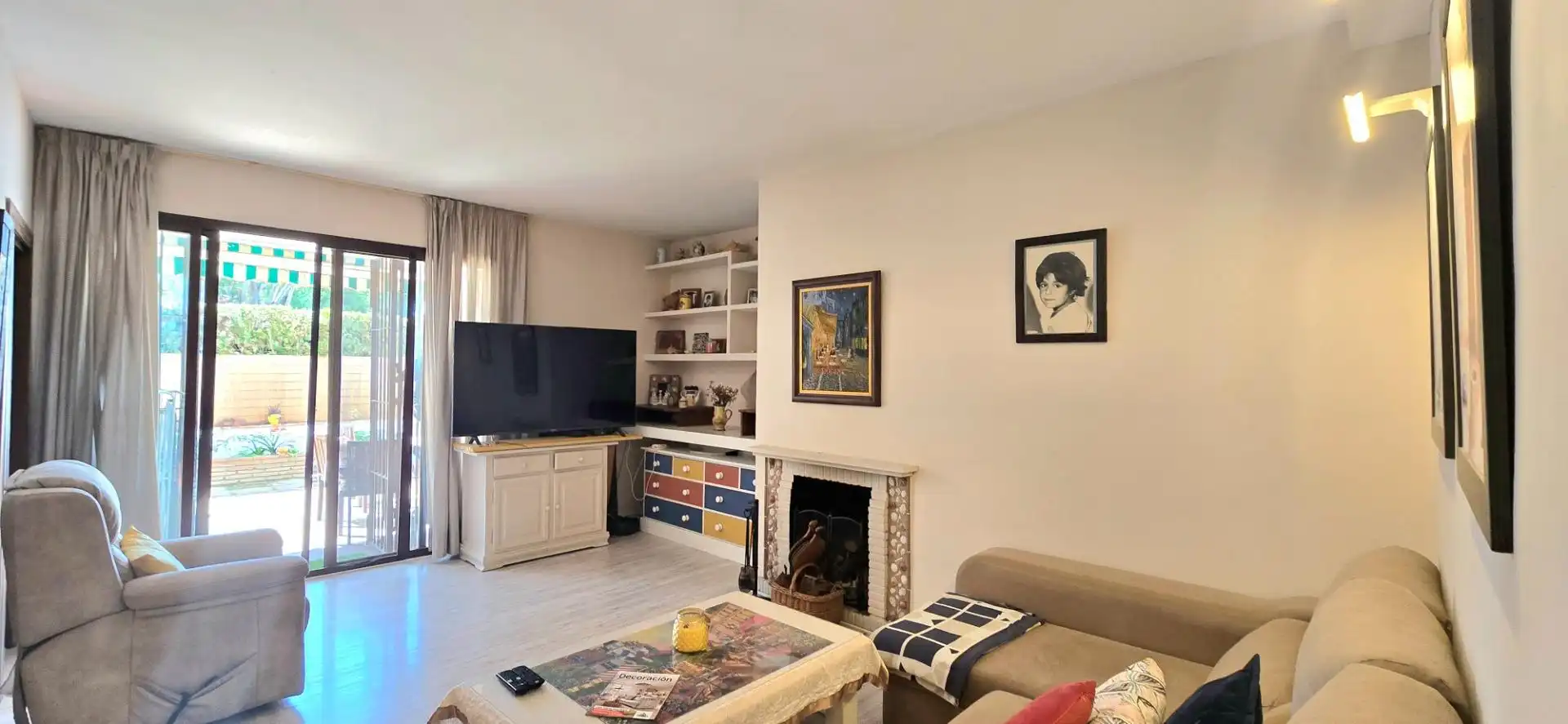 Sala d'estar de Planta baixa en venda en Marbella amb Aire condicionat, Jardí privat i Terrassa