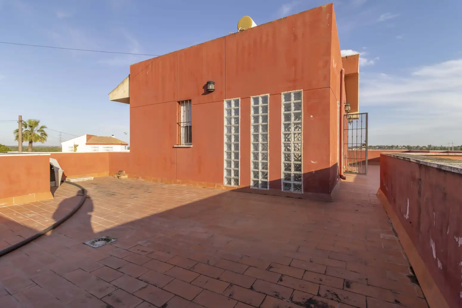 Vista exterior de Casa o xalet en venda en Alcalá de Guadaira amb Aire condicionat, Terrassa i Piscina