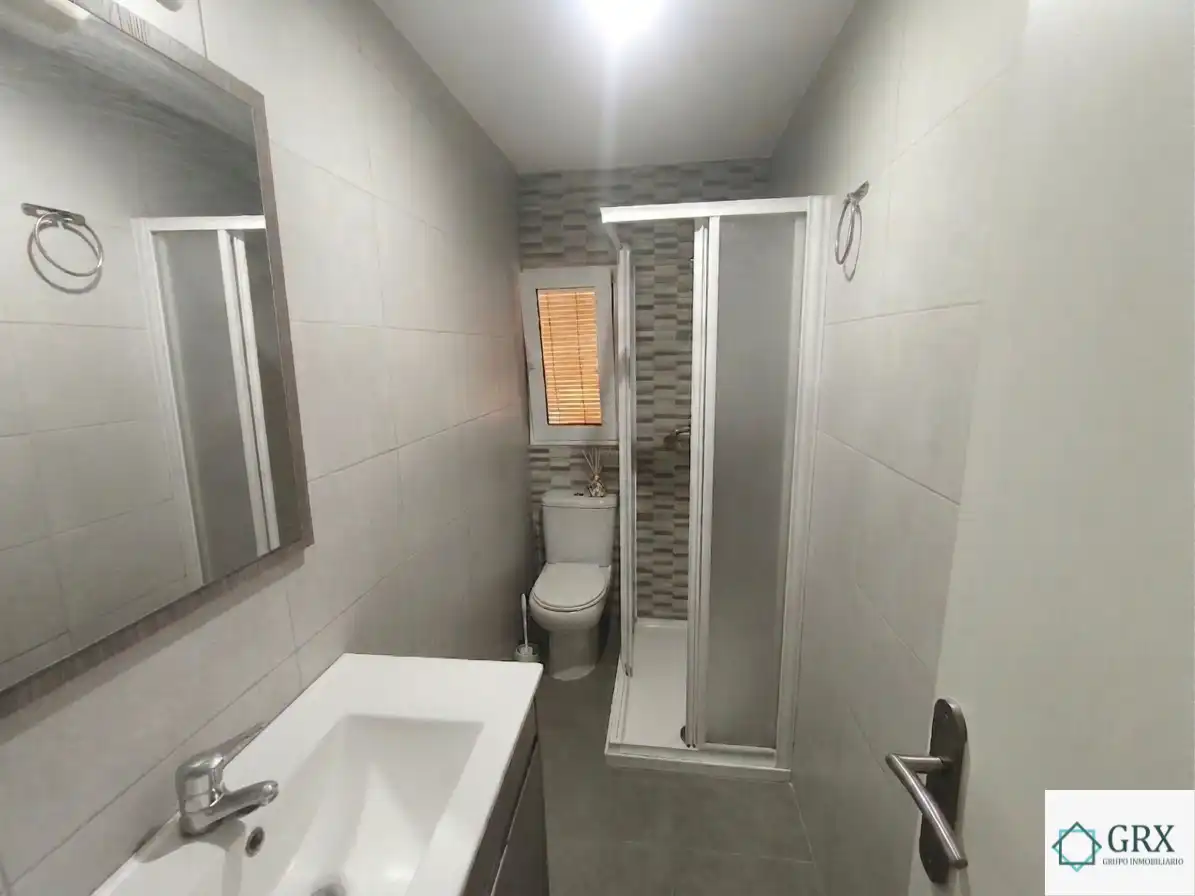 Baño de Piso de alquiler en Granada con Amueblado