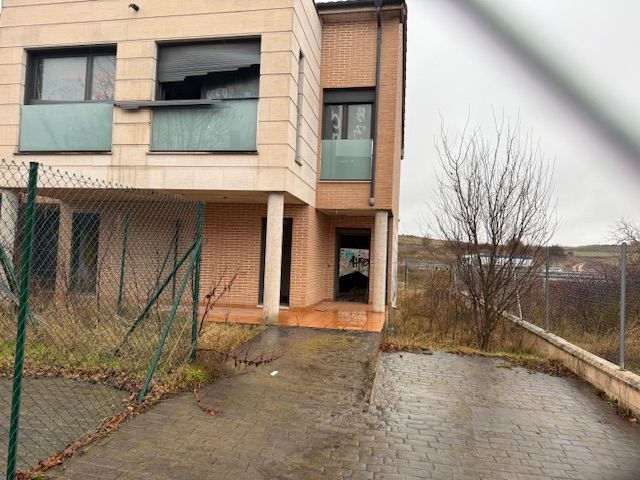 Vista exterior de Casa adosada en venta en Burgos Capital